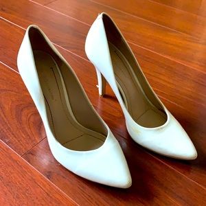 BCBG 4” white pumps size 7